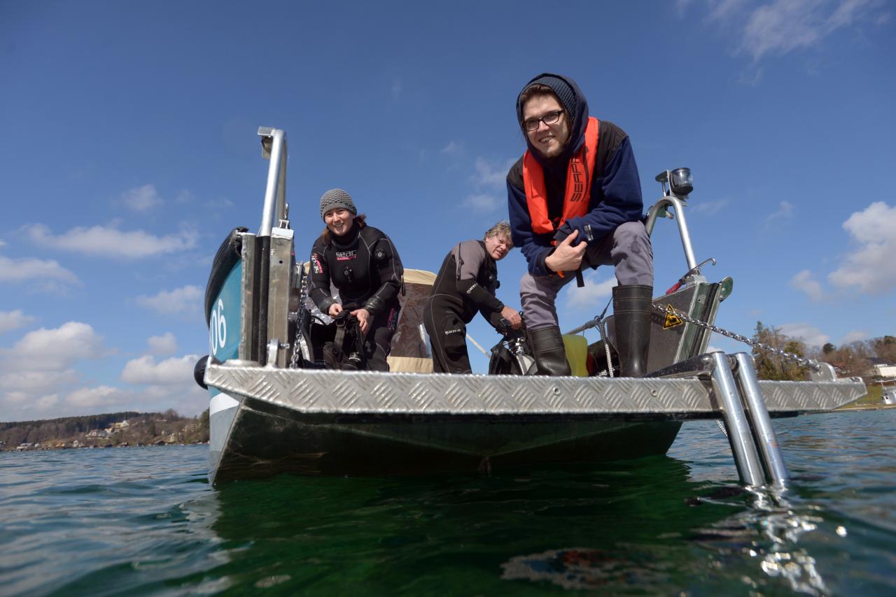 Forschungstaucher:innen auf dem Boot