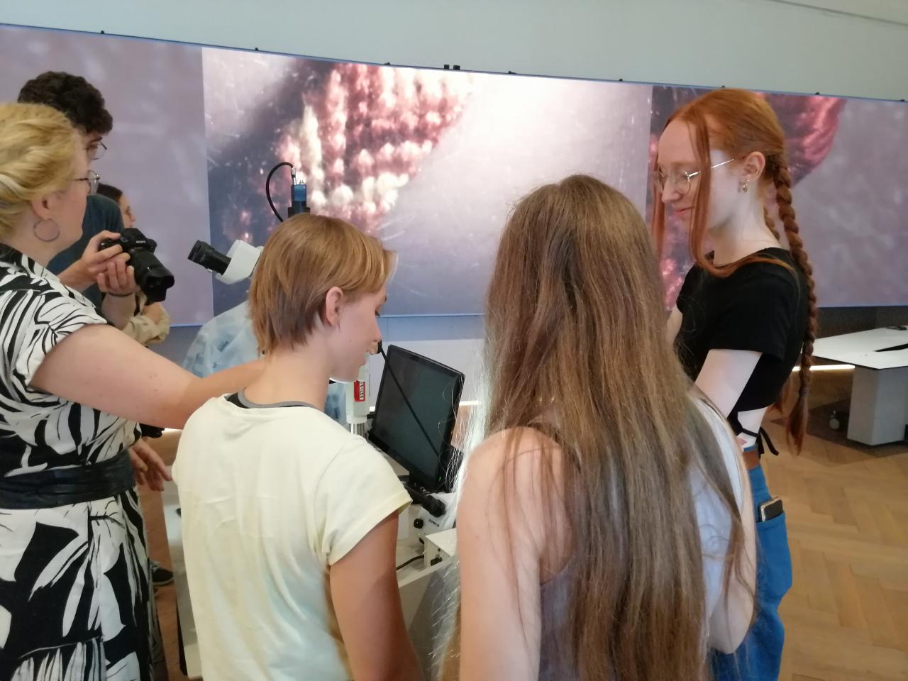 Karina Grömer erklärt uns wie man das Vermittlungstool bei Vorträgen einsetzen kann.
