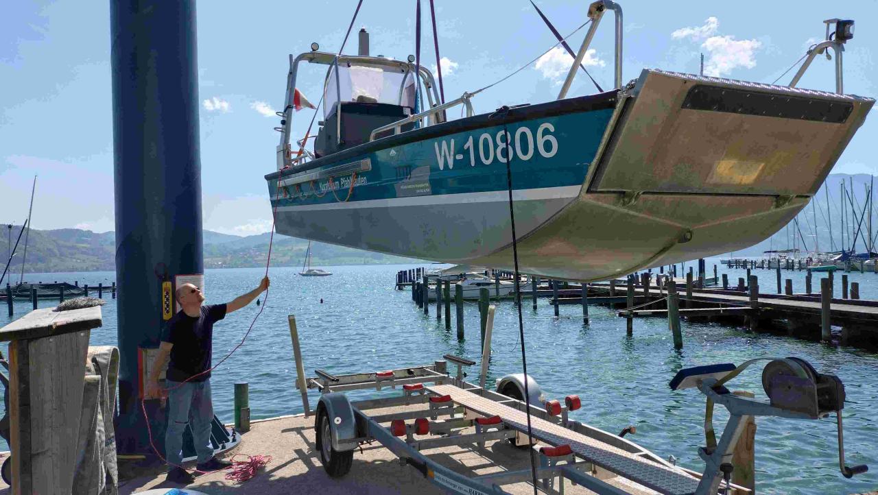 Das Forschungsboot wird zu Wasser gelassen. 