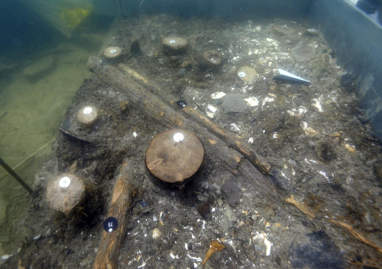 Abgeschnittene Pfähle unter Wasser mit Markierungen versehen