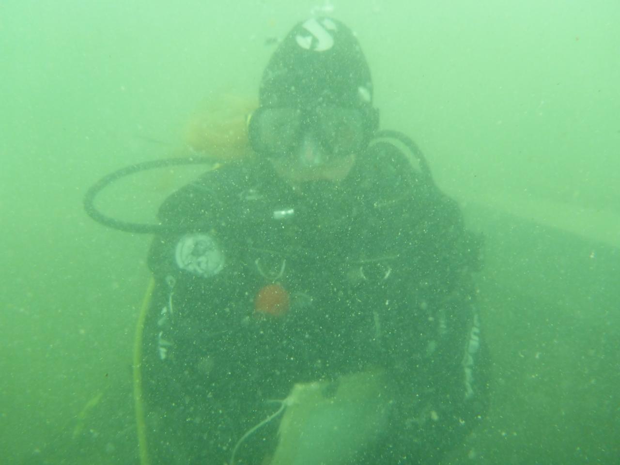 Eine Taucherin unter Wasser