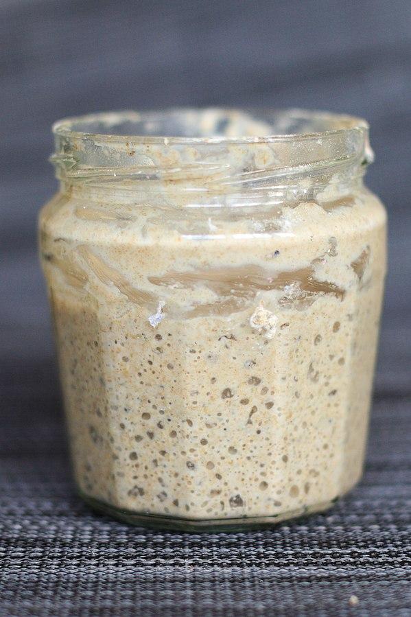 Ein Glas mit Sauerteigstarter