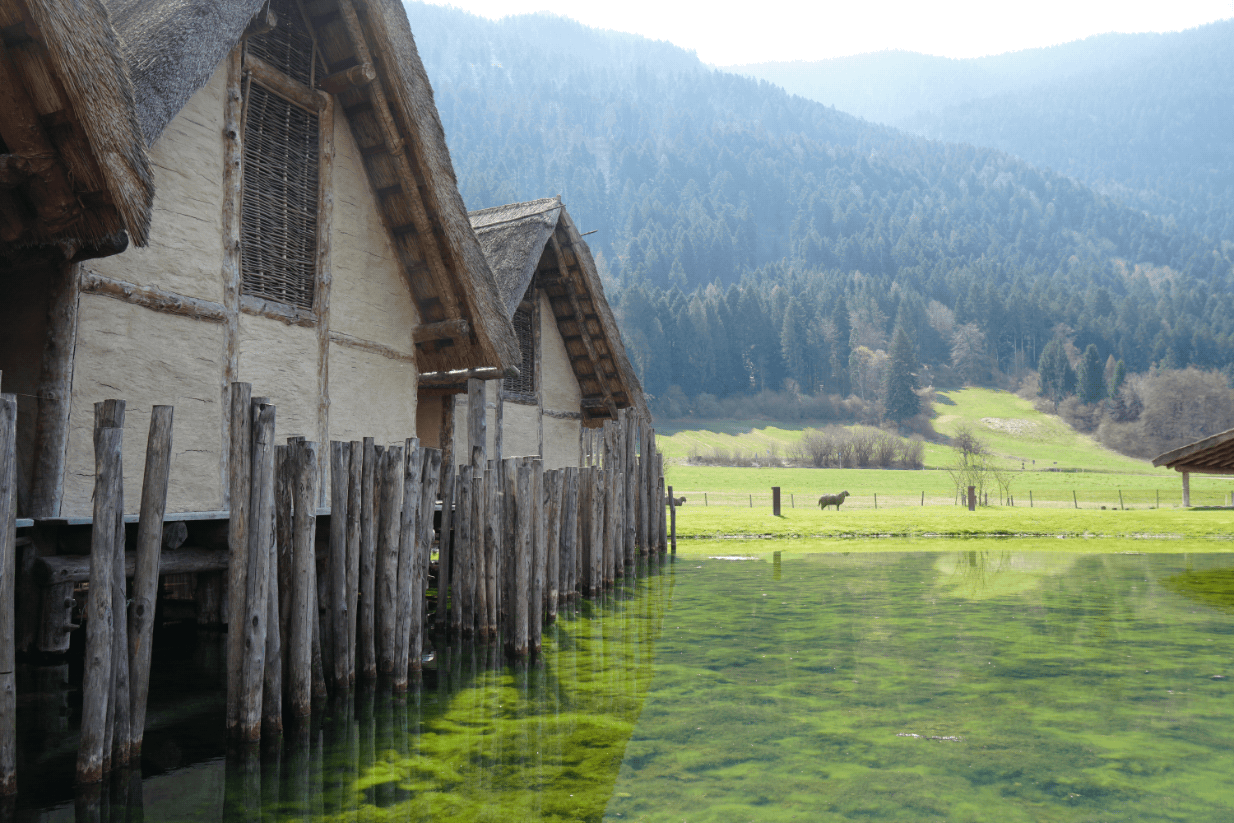 Häuser über dem Wasser in Fiavé