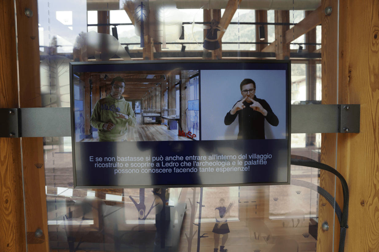 Monitore mit Erklärvideos in Gebärdensprache