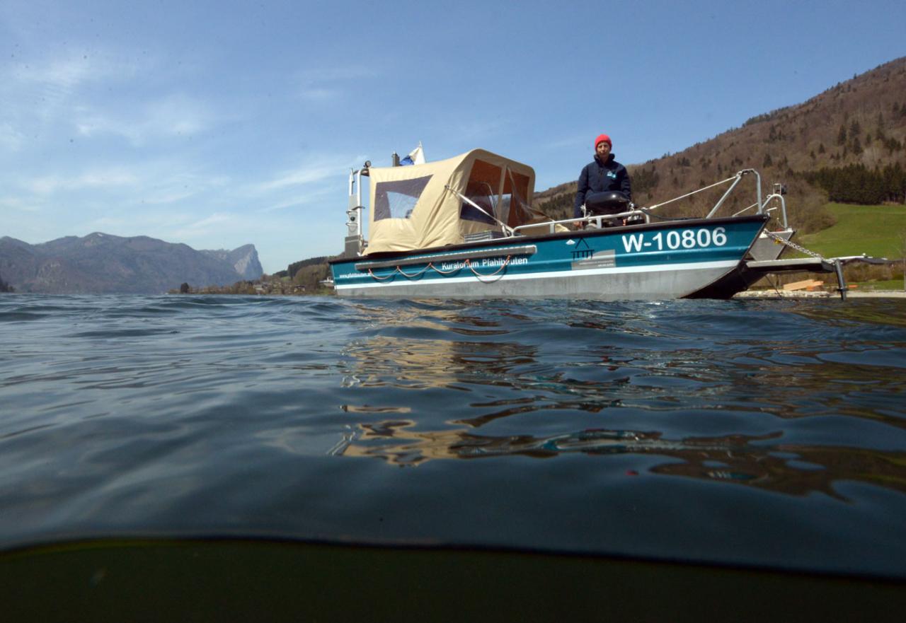 Eine Person auf einem Motorboot am See