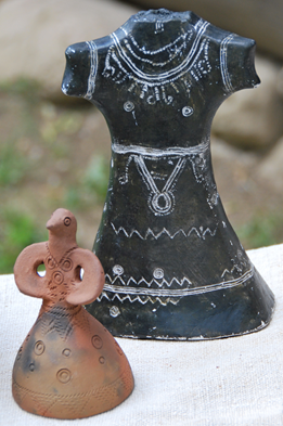 2 Tonfiguren in schwarz und braun