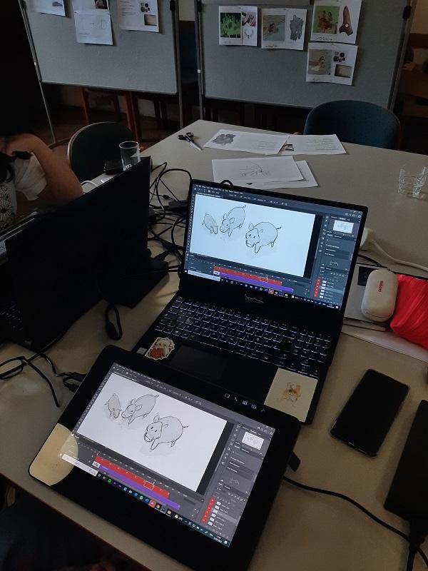 Ein Laptop und ein Zeichentablett auf einem Schreibtisch