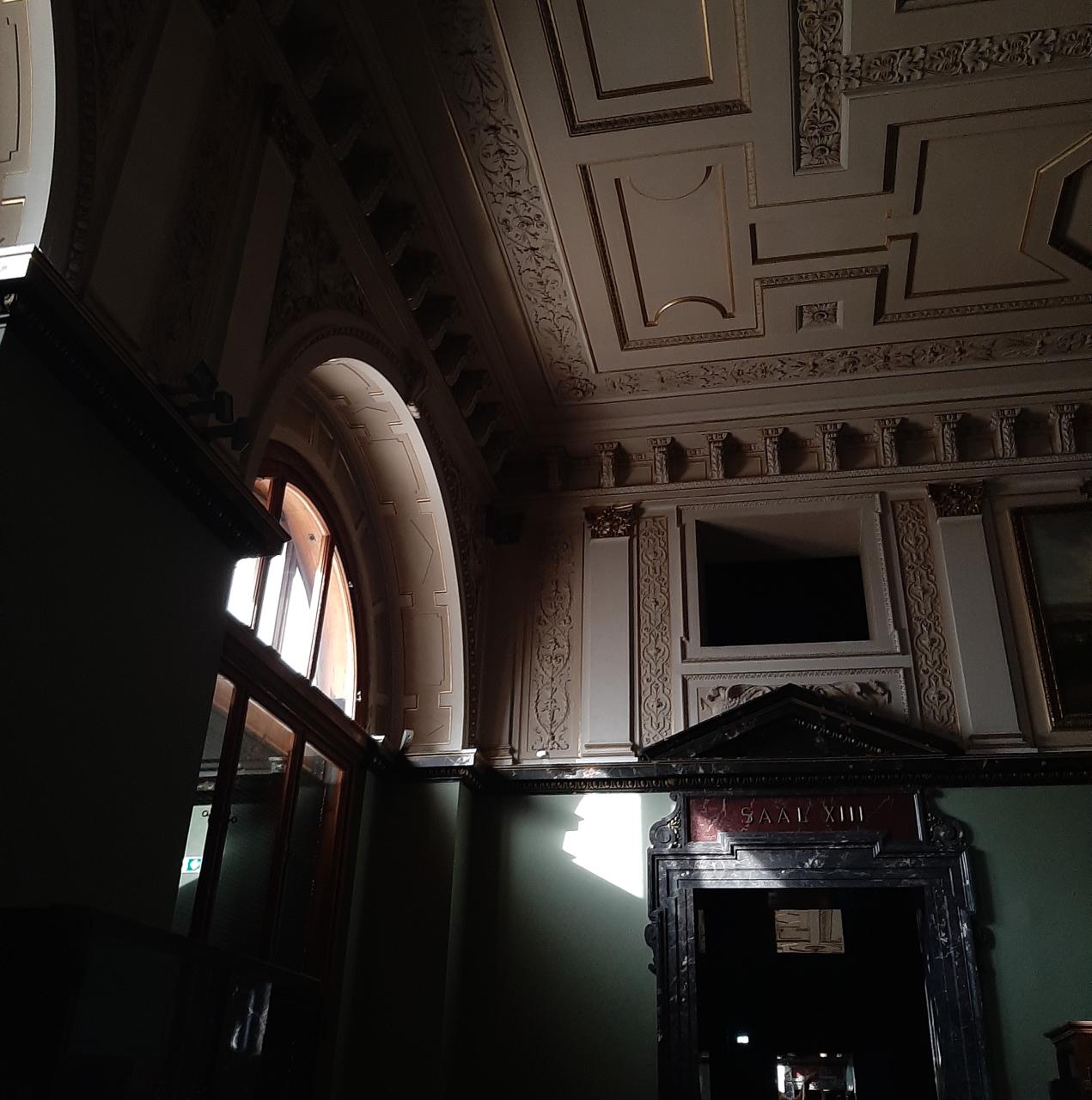 Die Decke und Wand eines Ausstellungsraumes im NHM Wien ohne Beleuchtung