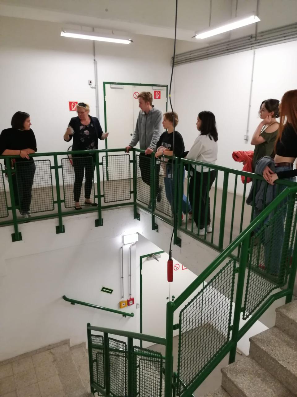Eine Menschengruppe in einem Stiegenhaus