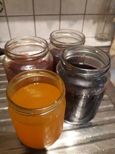 Gläser mit verschiedenen Farbflüssigkeiten
