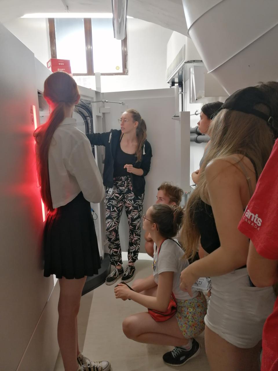 Viola Winkler zeigt uns das Mikro-CT im NHM