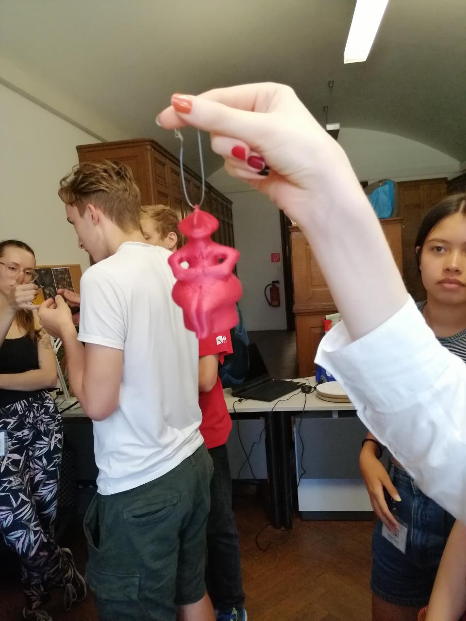 Personen betrachten einen roten 3D-Druck der Venus von Pazarzhik