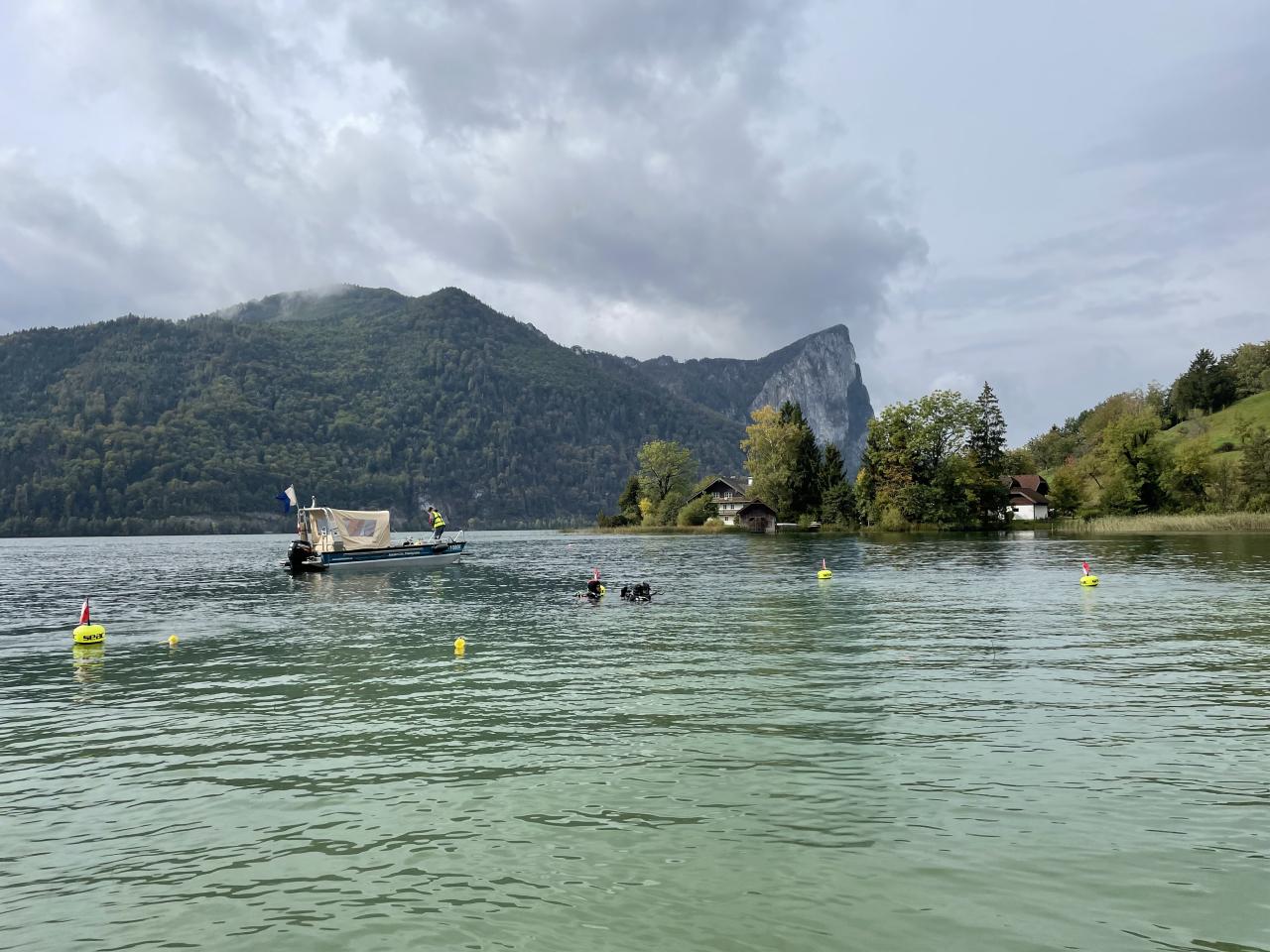 Ein Boot auf einem See, im Hintergrund ein Berg