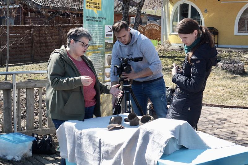 Lieselore Meyer zeigt einem Kamerateam Fundstücke aus der Siedlung