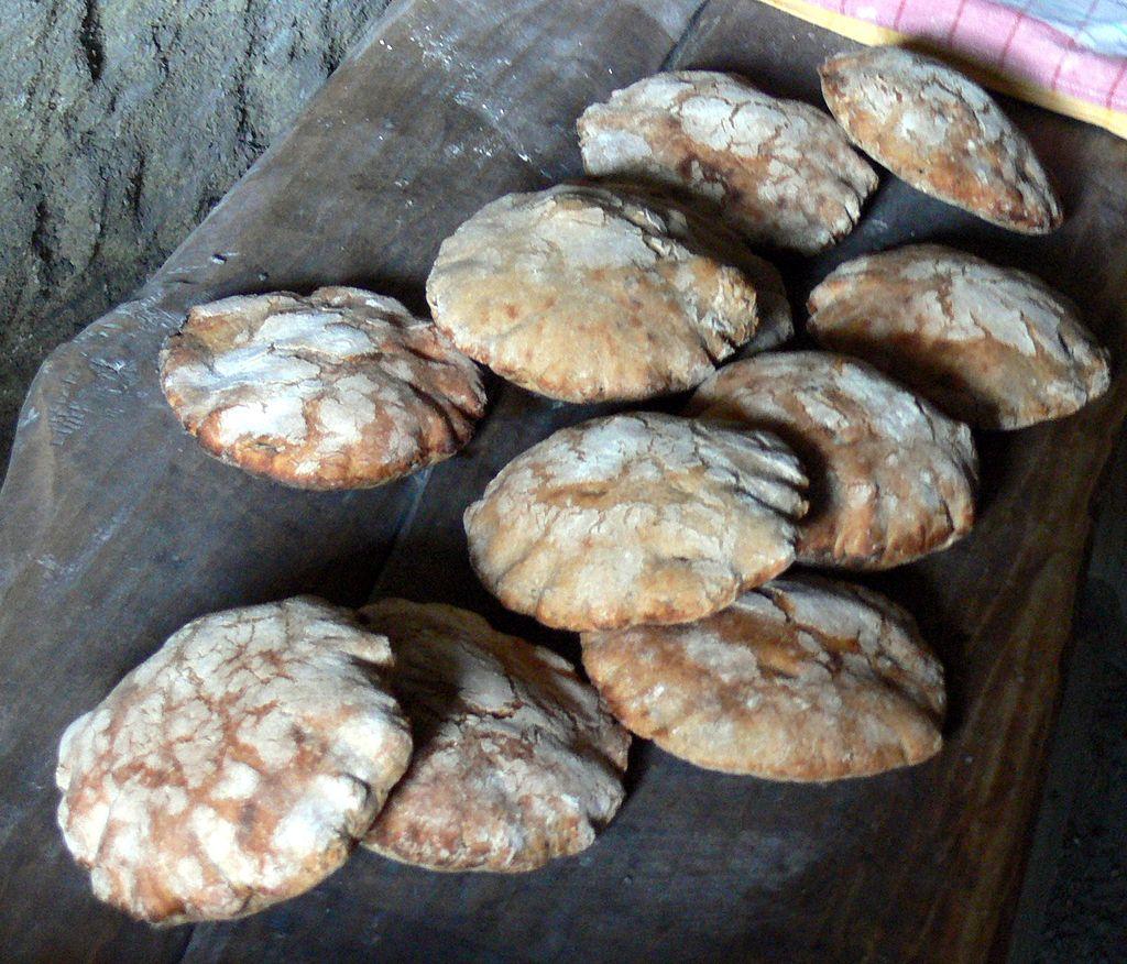 Fertige Brotlaibe auf einem Holzbrett