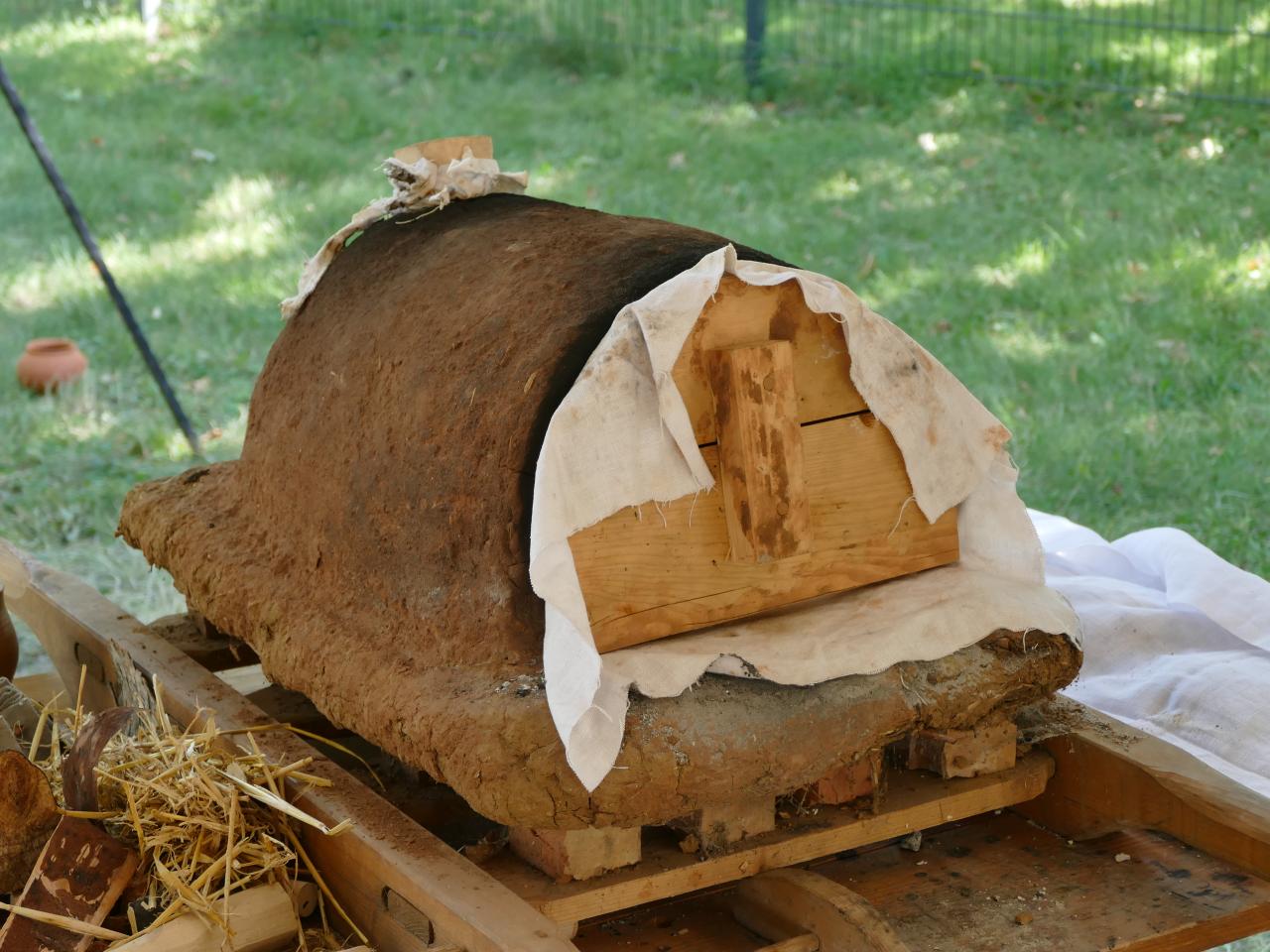 Ein Lehmbackofen mit einem Holzdeckel verschlossen