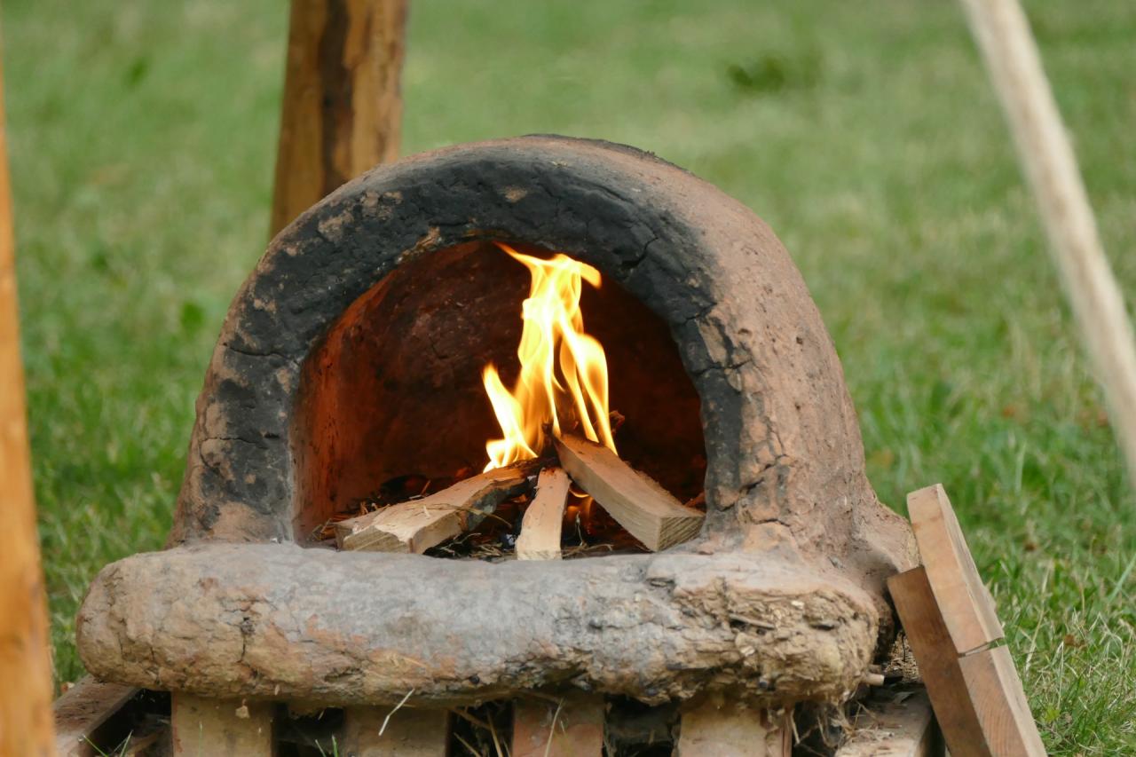 Ein Lehmbackofen mit offenem Feuer