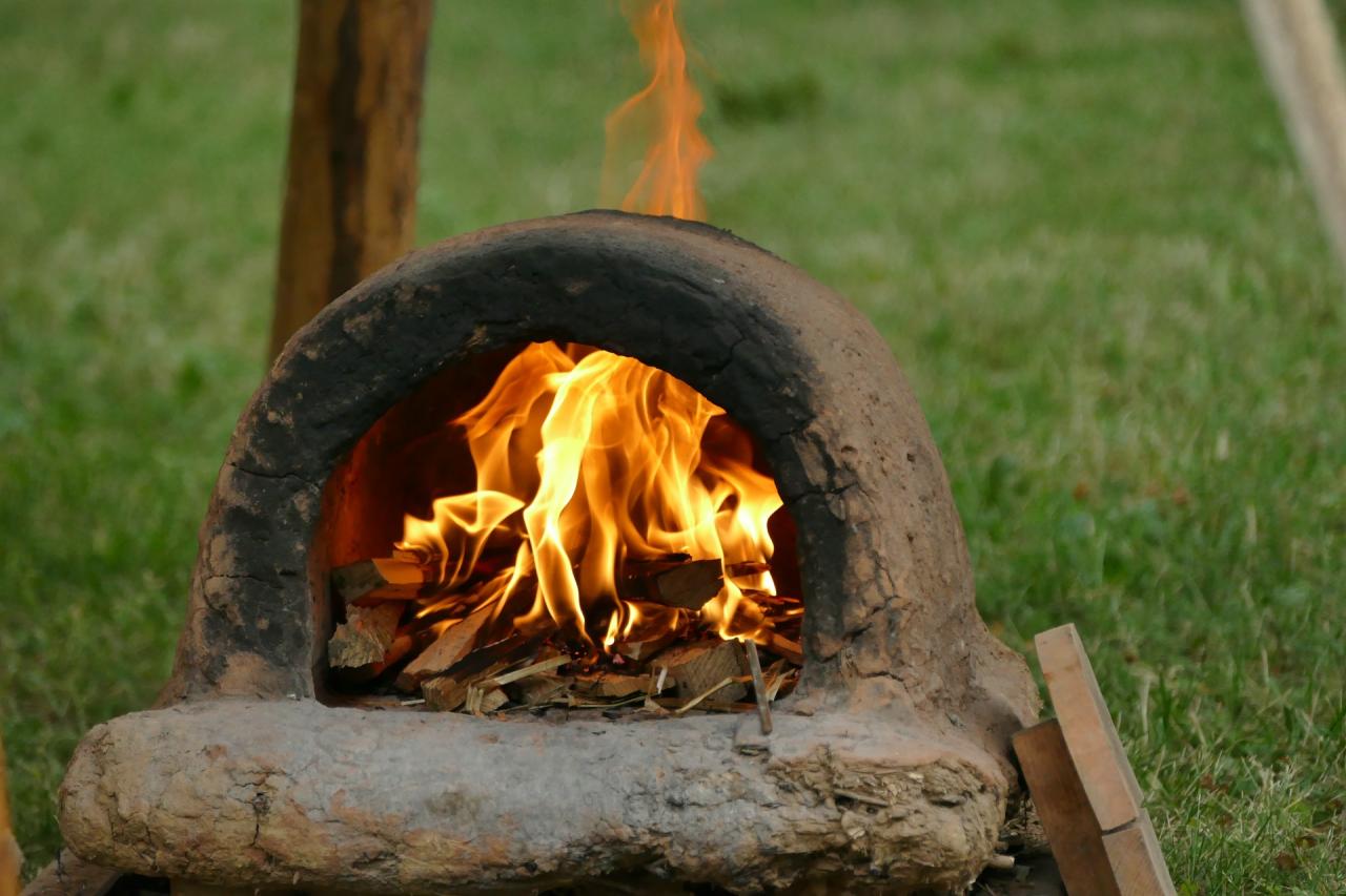 Lehmbackofen mit offenem Feuer beheizt