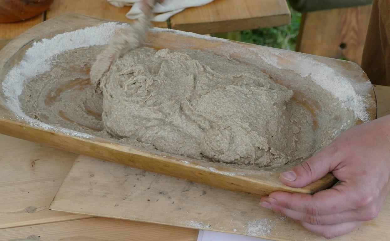 Vorbereiteter Sauerteig in einer Holzschüssel