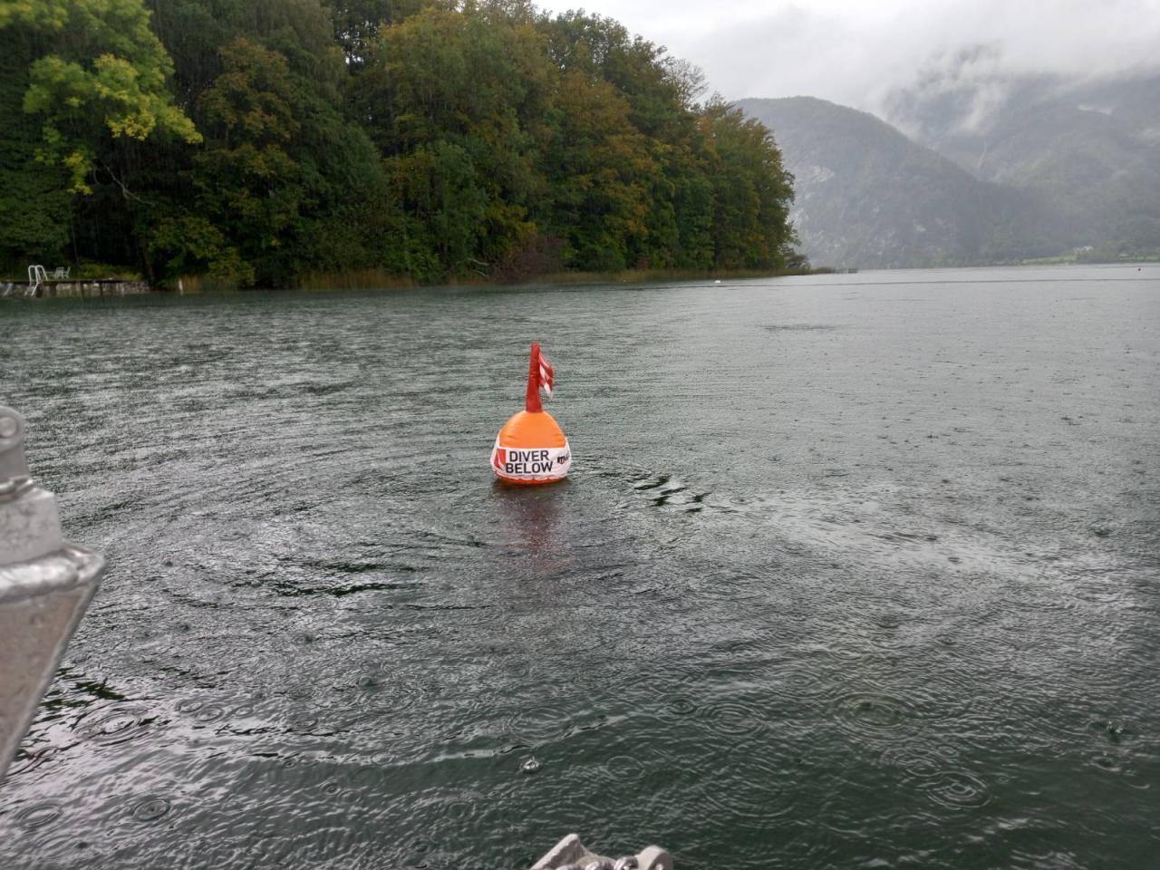 Eine Sicherheitsboje in orange auf einem See
