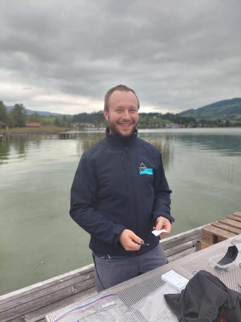 Samuel Hageneder vor dem See am Steg