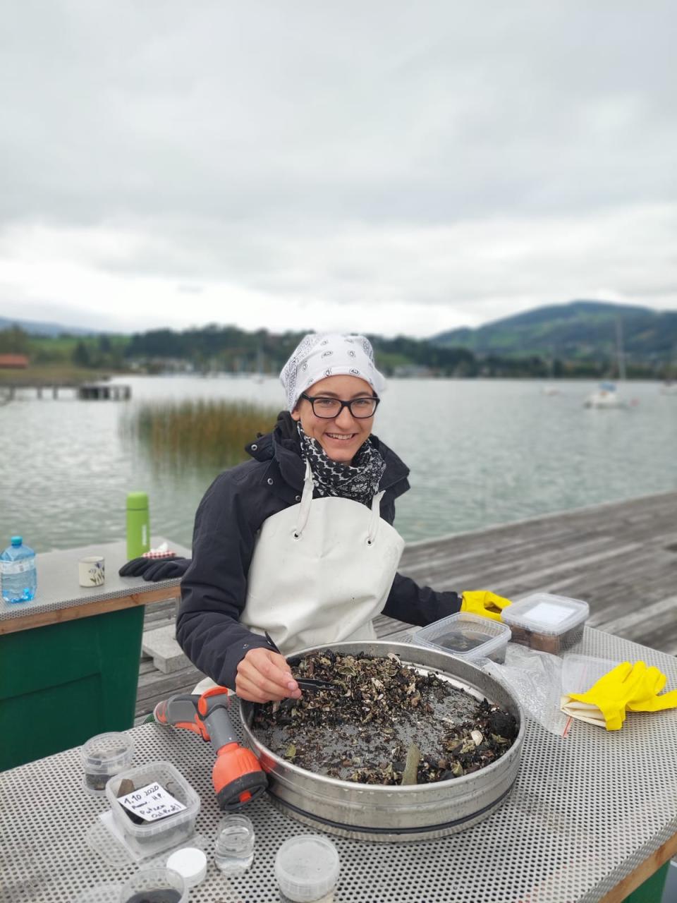 Lisa Holler am Schlämmsieb vor dem See