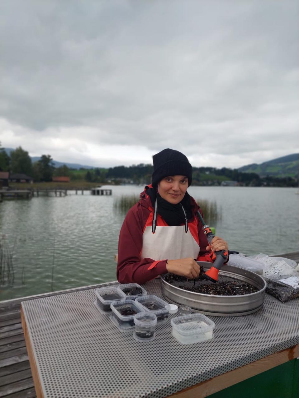 Mona an ihrem Schlämmsieb vor dem See