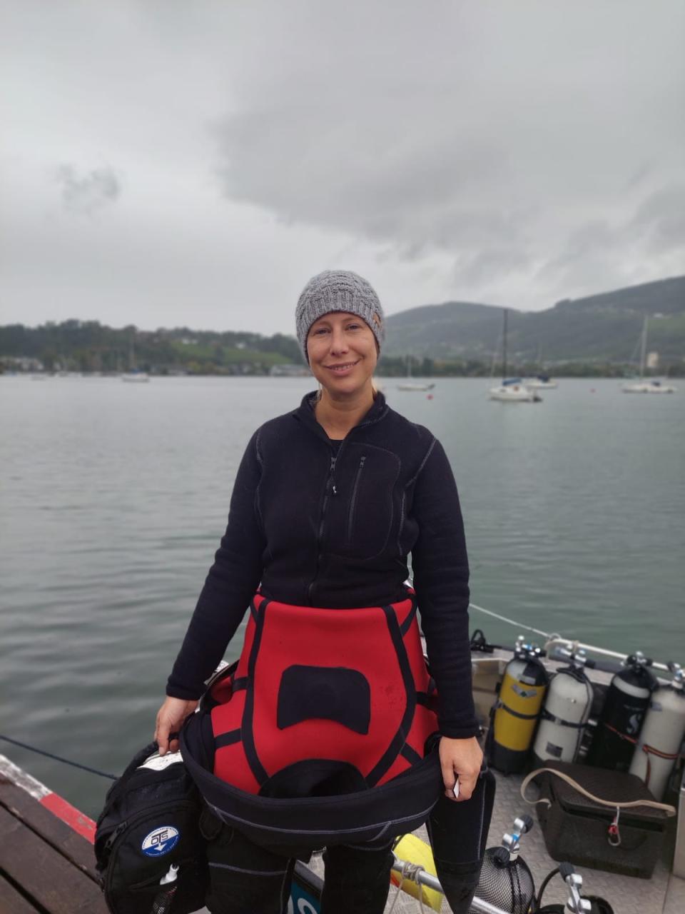Esther Unterweger vor dem Boot