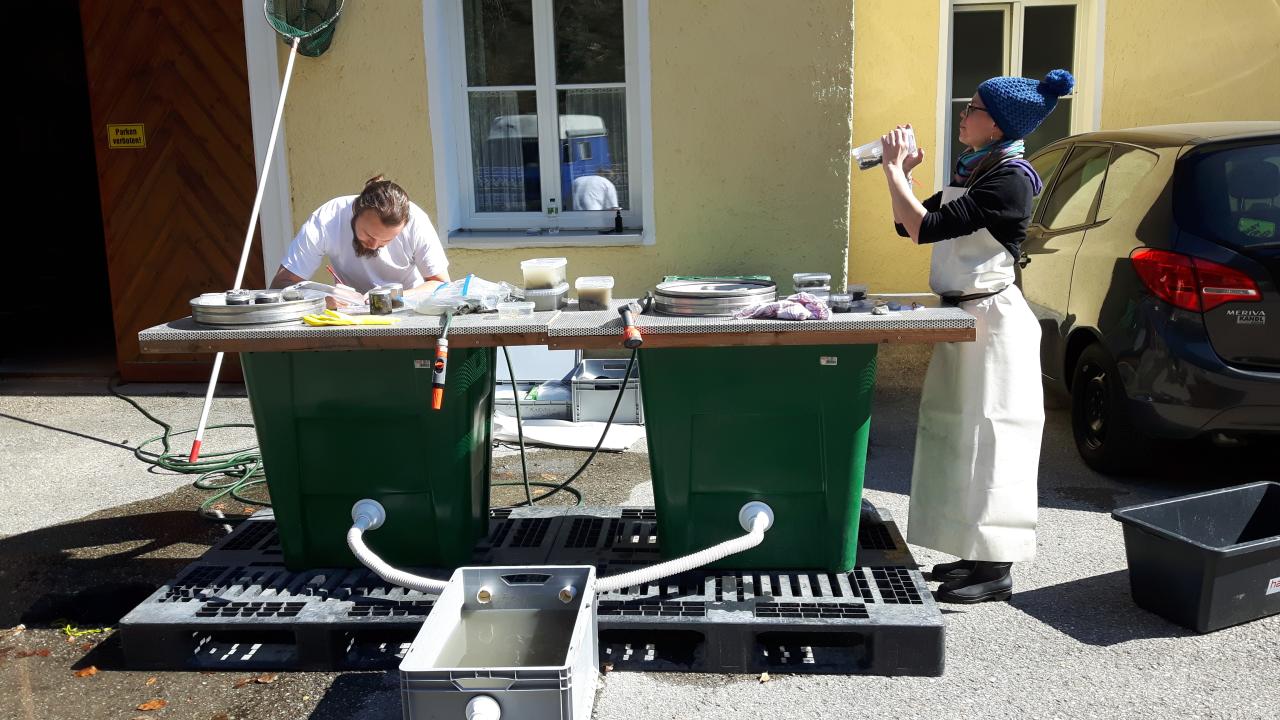 2 Personen stehen an einer Schlämmstation