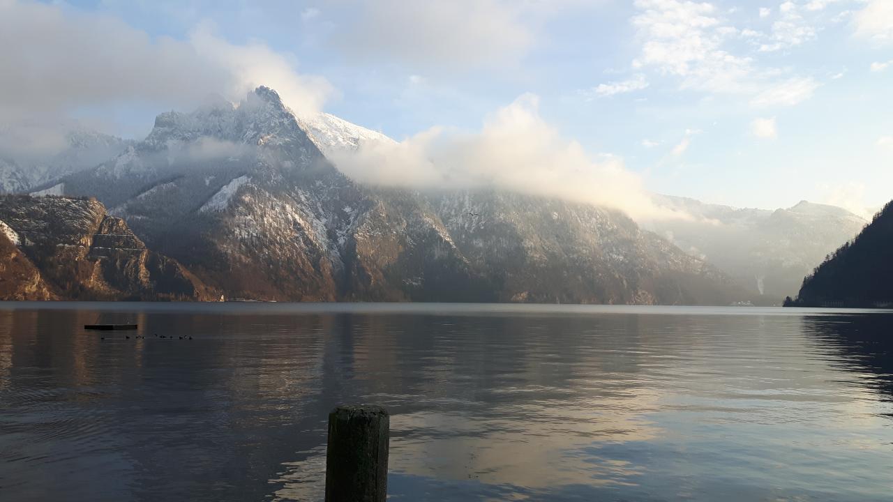 Abendstimmung am Traunsee, vor einer Bergkulisse