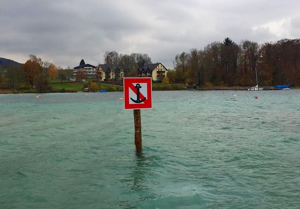 Eine Warntafel im See, die die Ankerverbotszone kennzeichnet