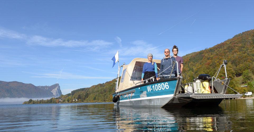 3 Personen auf einem Boot, das im See schwimmt