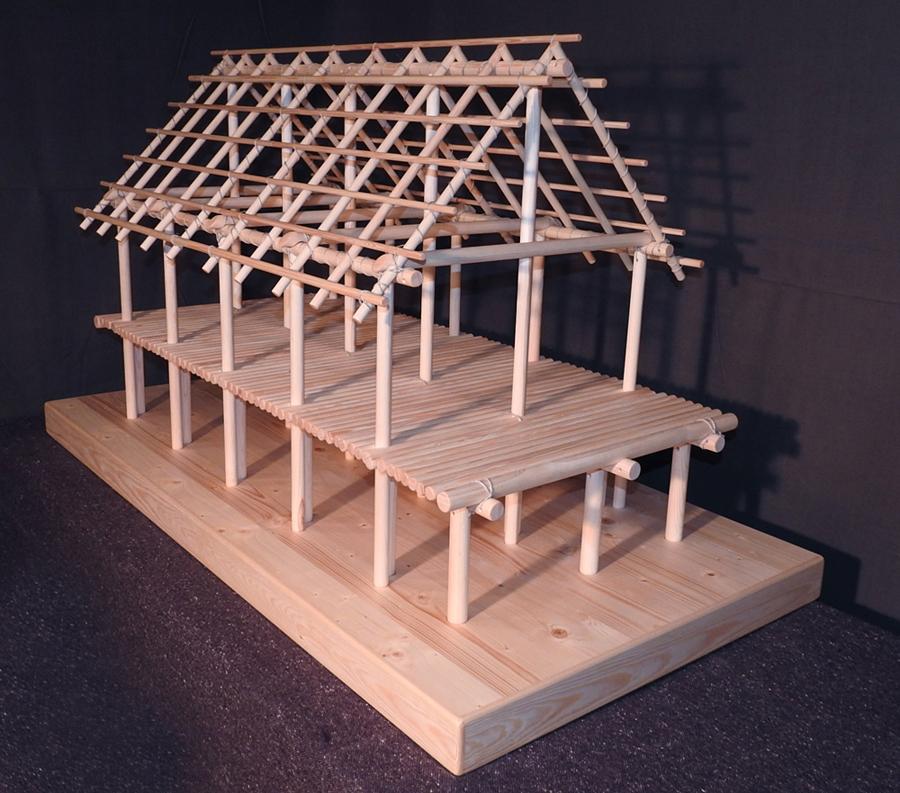 Modell aus hellem Holz eines Hauses