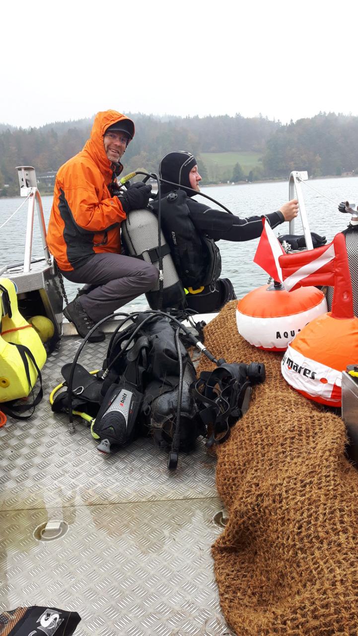 2 Personen auf einem Bott mit der Kokosmatte