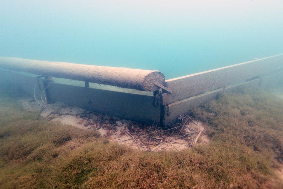 Eine Konstruktion um die Sprungturmgrube unter Wasser