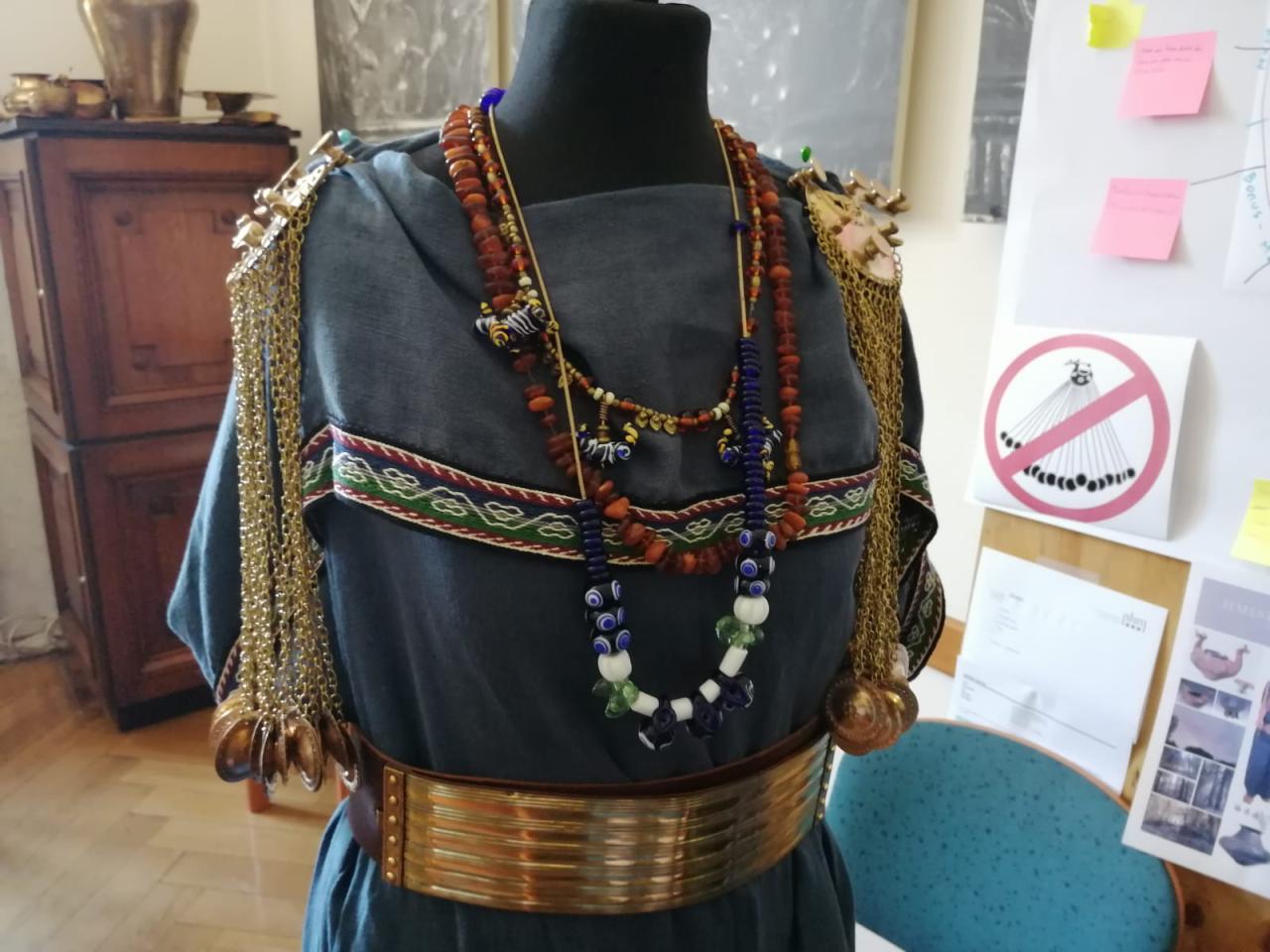 Eine Kleiderpuppe mit einer rekonstruierten Tracht aus der Hallstatt-Zeit