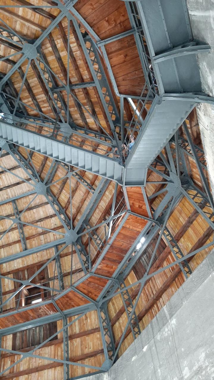 Die Kuppel des Naturhistorischen Museums Wien, von innen betrachet. Man sieht die Stahl-Holz-Konstruktion
