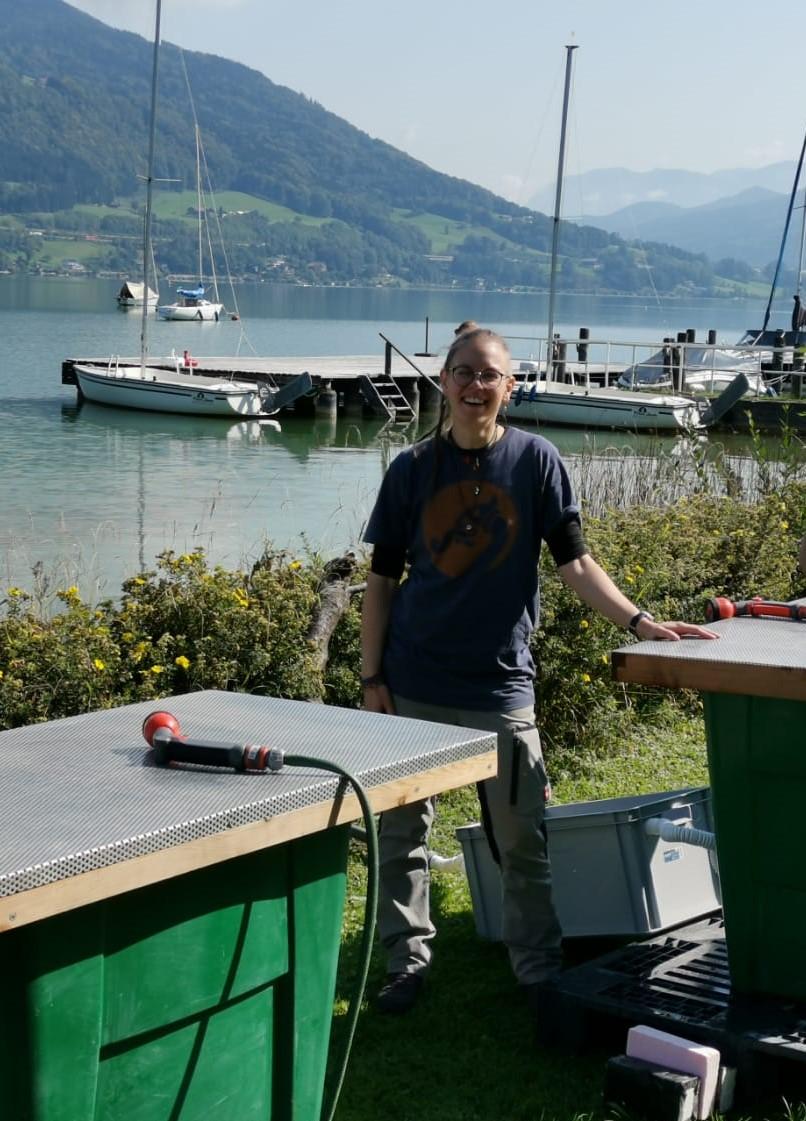 Doris Jetzinger vor dem See an der Schlämmstation