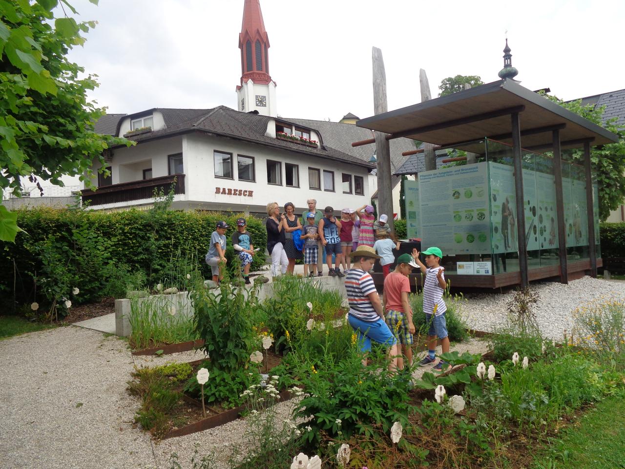 Eine Kindergruppe im Pfahlbaugarten