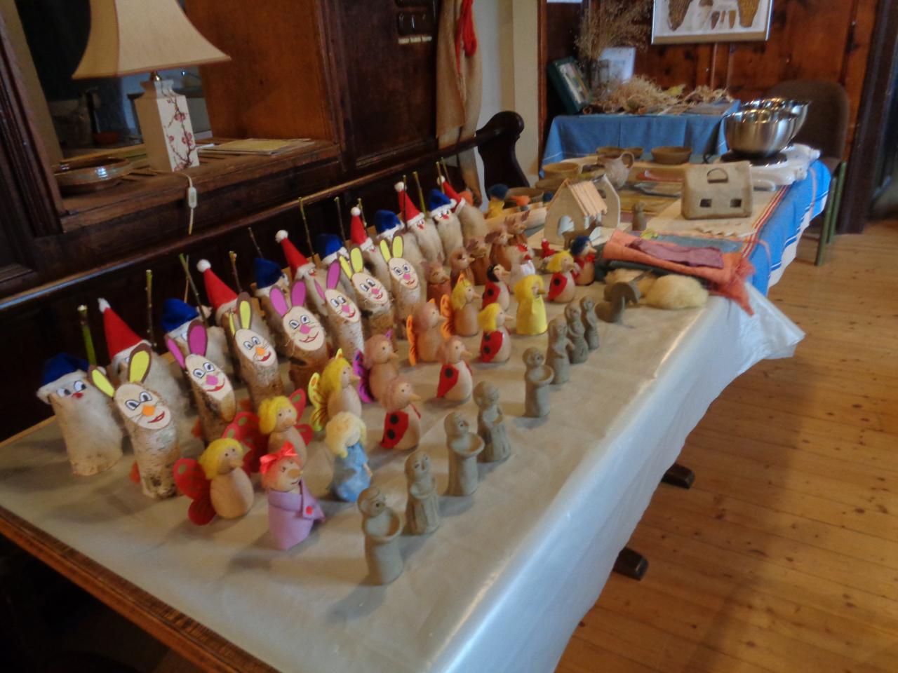 Gebastelte Osterhasen auf einem Tisch arrangiert