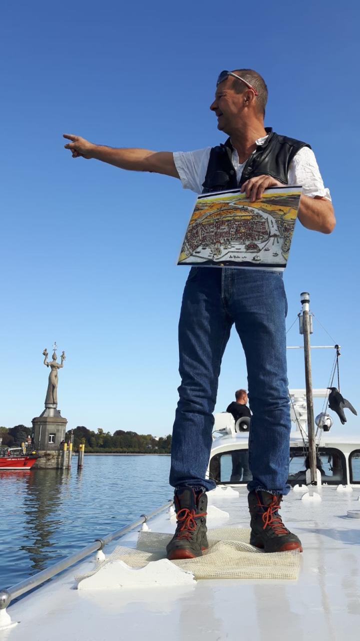 Eine Person zeigt auf ein nicht sichtbares Ziel