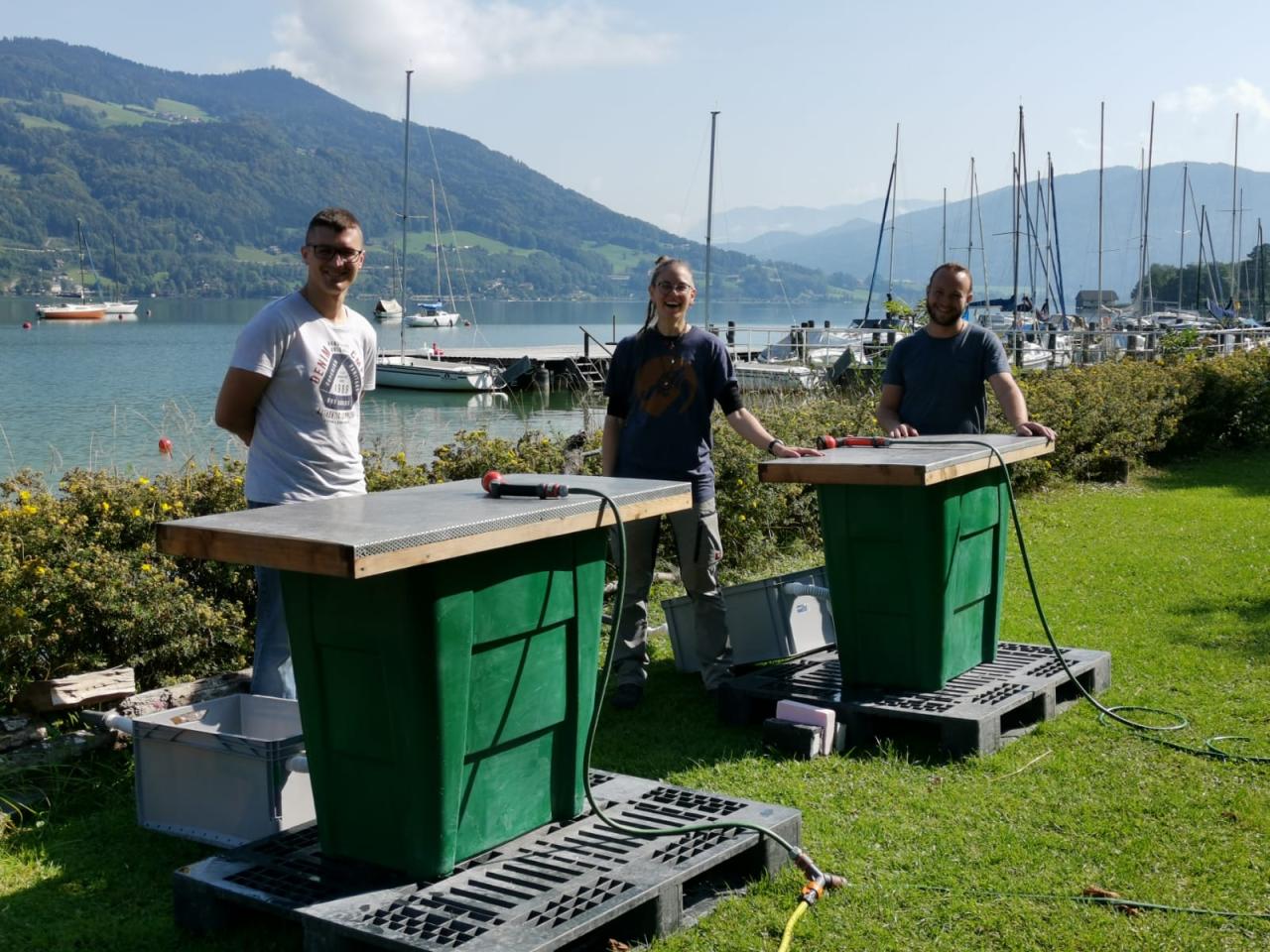 3 Personen an den Schlämmstationen vor dem See