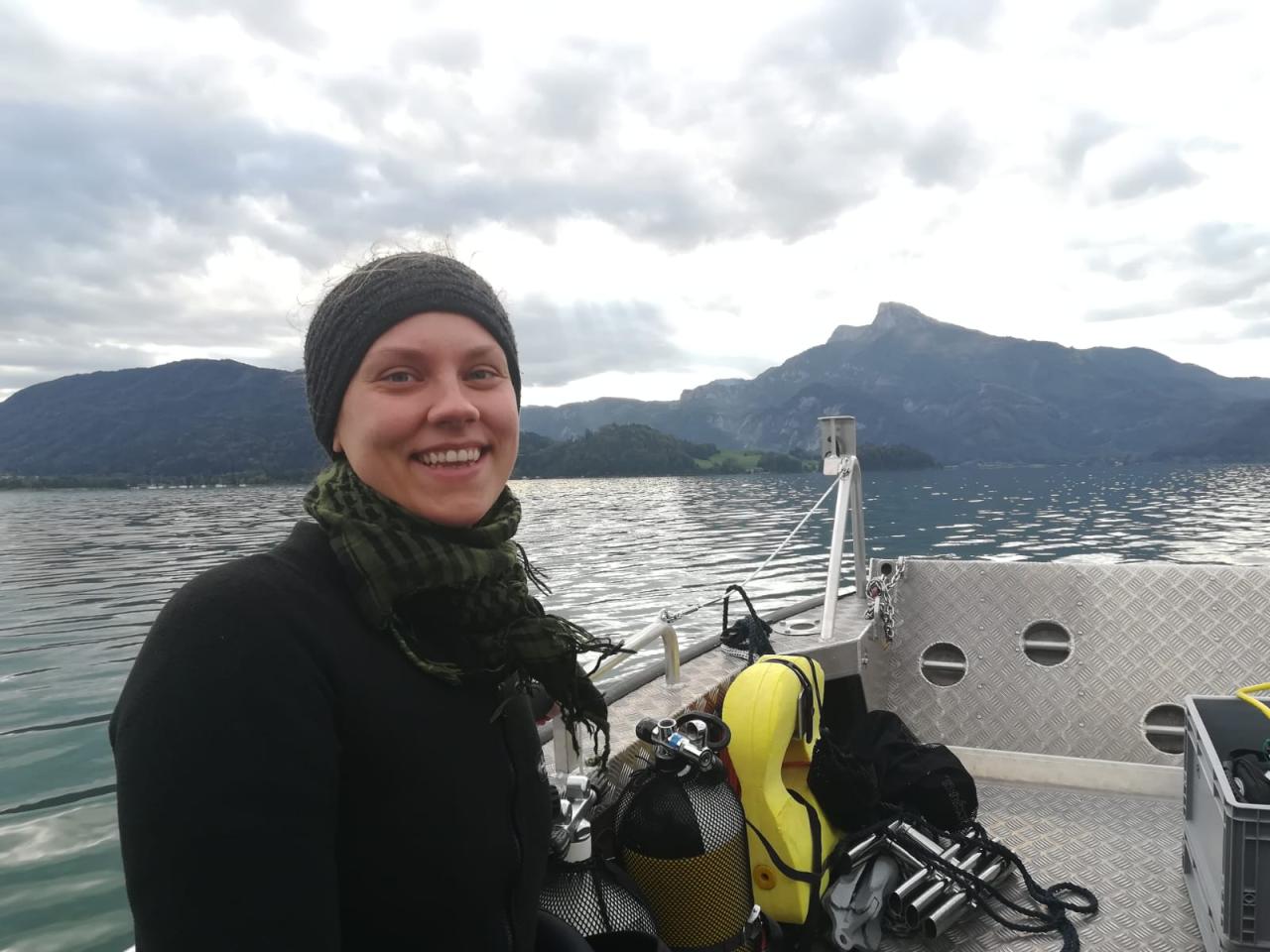 Helena Seidl da Fonseca an Bord des Bootes, mit dem See im Hintergrund
