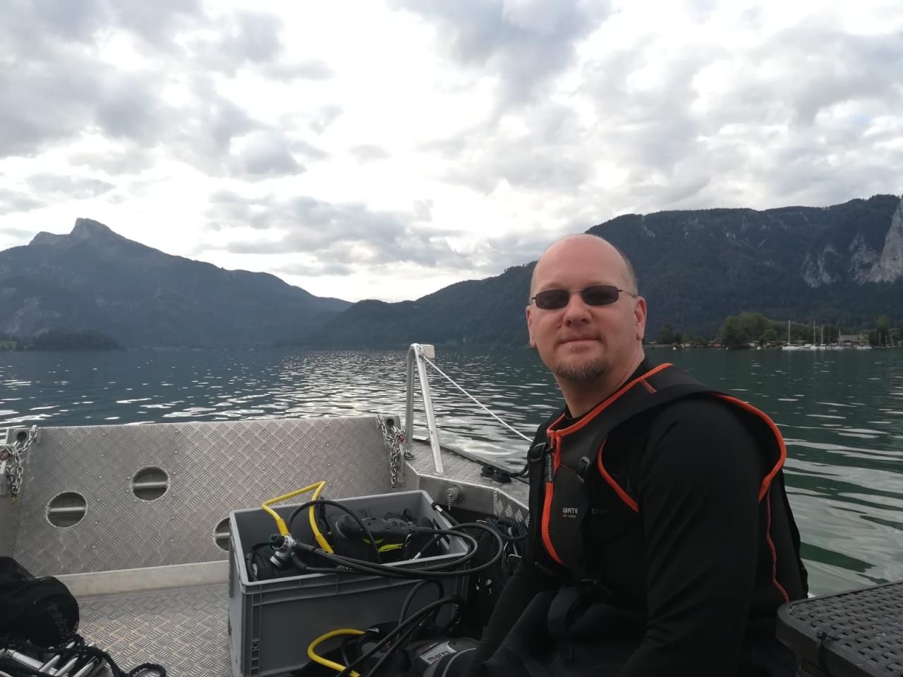 Markus Hochhold an Bord des Motorbootes