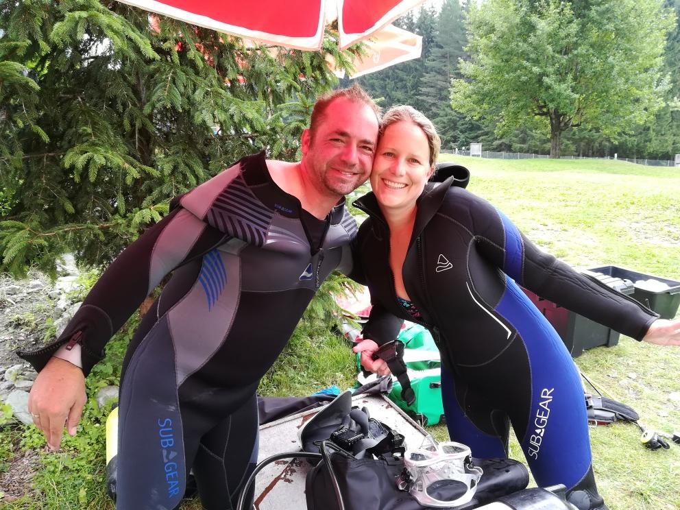 2 Personen im Neoprenanzug