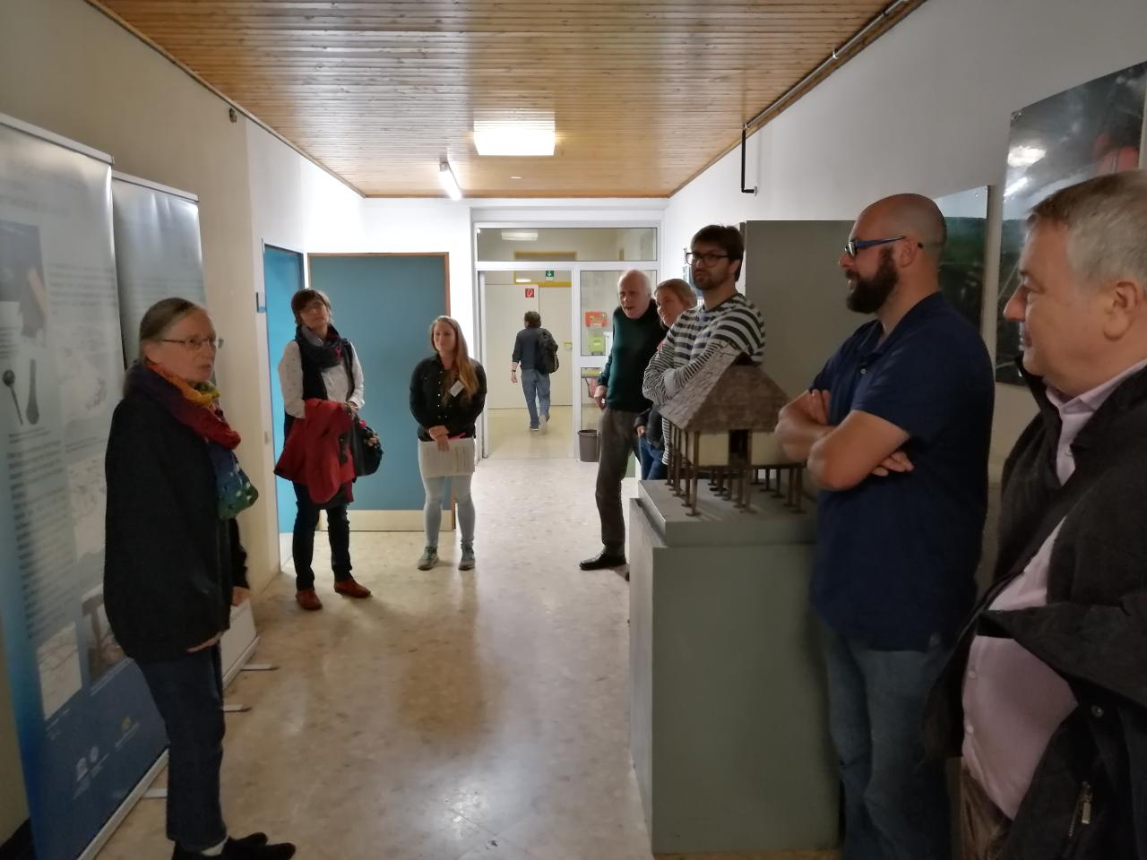 Mehrere Personen in einem Ausstellungsraum