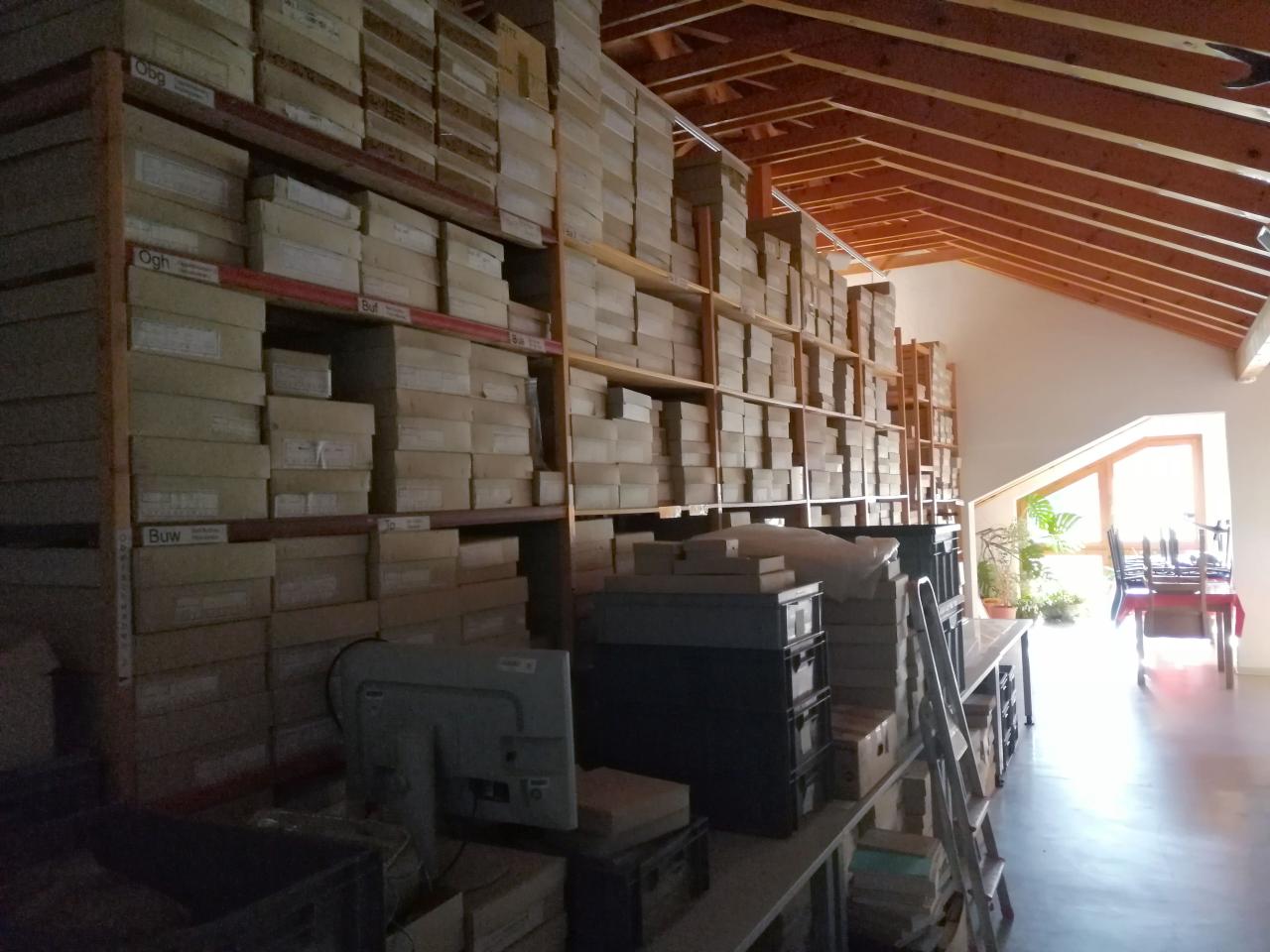 Ein Archiv mit vielen gestapelten Kisten
