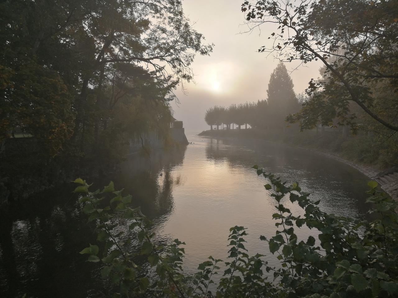 Eine Flußmündung im trüben Abendlicht