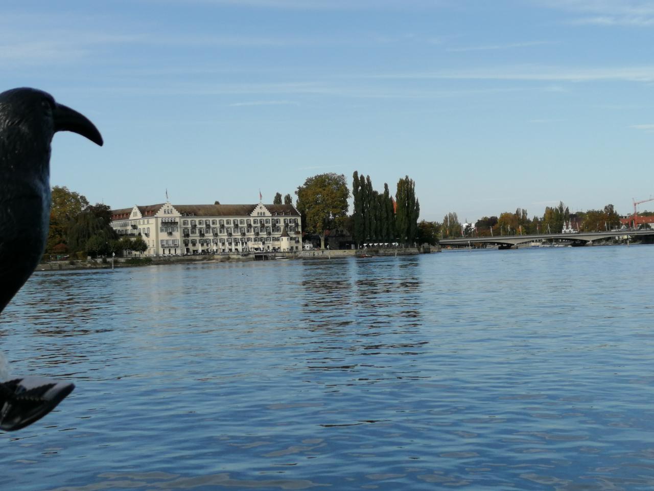 Der Bodensee, im Hintergrund ein großes Gebäude