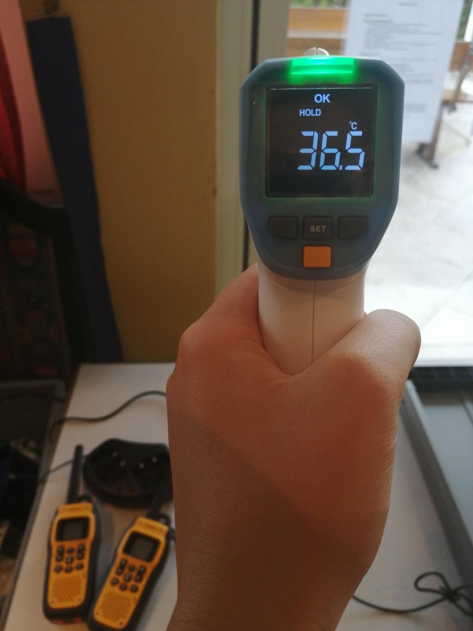 Ein Distanzfiebermesser, der eine Temperatur von 36,5 Grad Celsius anzeigt